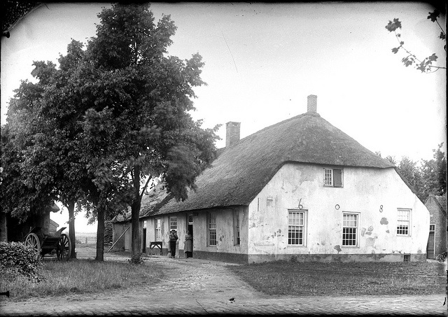 Hasseltplein 5 omstreeks 1925. De oorspronkelijke Postelse Hoeve aan het Hasseltplein. De hoeve werd in 1964 gesloopt ten behoeve van de bouw van het TweeSteden ziekenhuis, omstreeks 1925. Gepubliceerd in: Tilburg gefotografeerd door Schmidlin, pag. 156 onder.