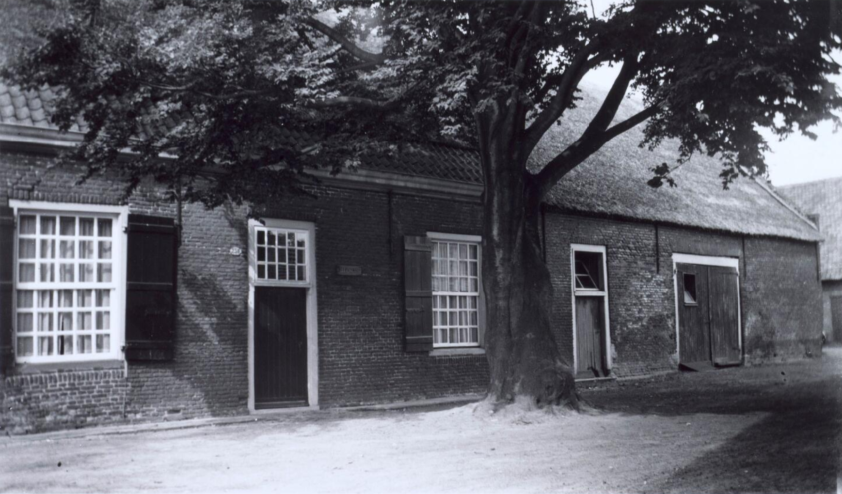 Enig overgebleven boerderij van het voormalige kasteel van de Hasselt aan de Hasseltstraat. Twee andere lagen enkele eeuwen geleden aan weerszijden van de Van Hogendorpstraat, iets verderop. Na de restauratie beginjaren '70 van de vorige eeuw is het wijkcentrum Kasteelhoeve.