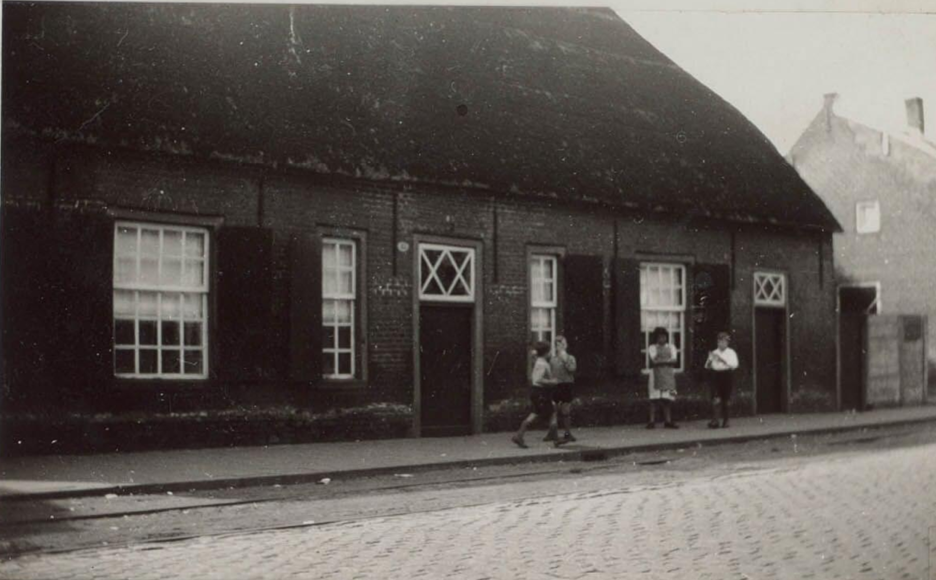 Boerderij aan de Hasseltstraat. Een steen in de zijgevel vermeldt het jaar 1790 alsmede de letters T. F. S., dat staat voor Theodorus Franciscus Smarius. Het pand werd omstreeks 1937 gesloopt.